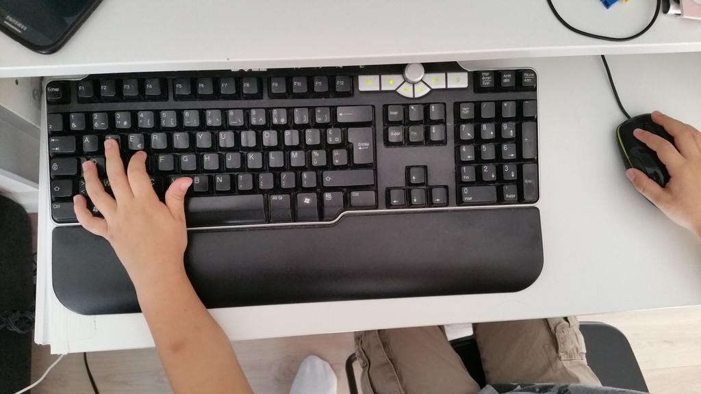 enfant clavier gamer