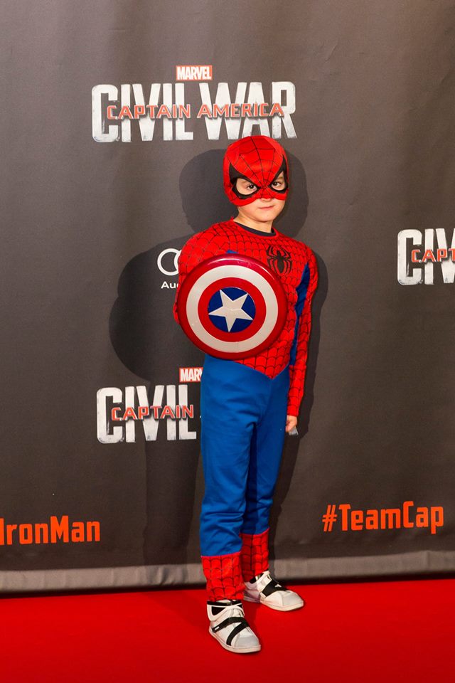 Spiderman avec le bouclier de captain america