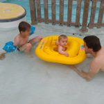 Première piscine pour bébé