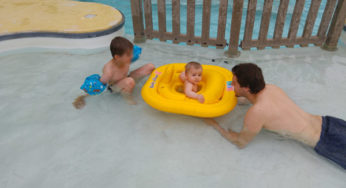 Première piscine pour bébé